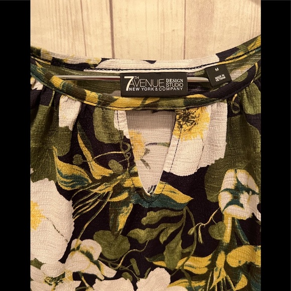NEW YORK & COMPANY short sleeve  flower top / size M - Picture 4 of 4